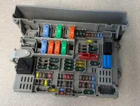 6906609-03 BMW Siries Fuse Box