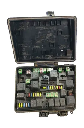7140-1784 YAZAKI Chrysler Dodge Charger Fuse Box Relay Lid
